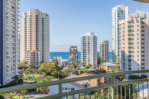 The Meriton Apartments On Main Beach - Tourism Cairns 21