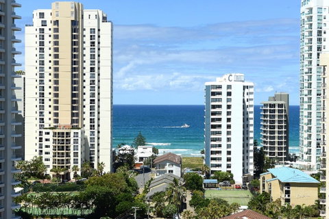 The Meriton Apartments On Main Beach - Tourism Cairns 29