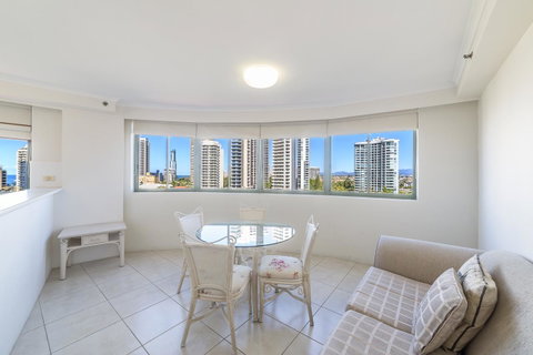 The Meriton Apartments On Main Beach - Tourism Cairns 4