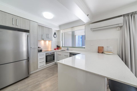 The Meriton Apartments On Main Beach - Tourism Cairns 12