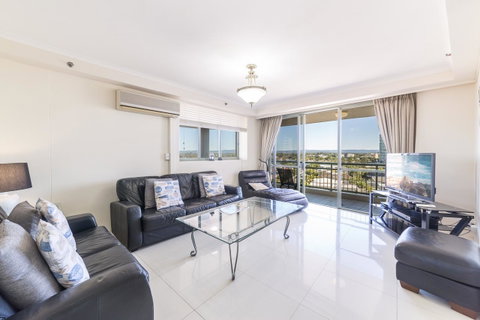 The Meriton Apartments On Main Beach - Tourism Cairns 13
