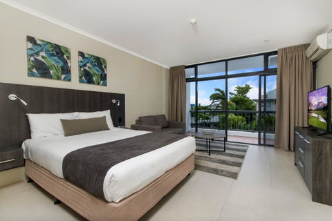 Sunshine Tower Hotel - Tourism Cairns 1