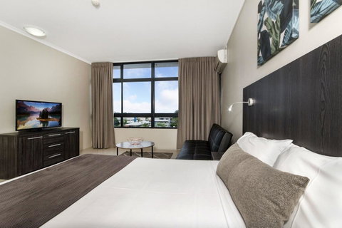 Sunshine Tower Hotel - Tourism Cairns 9