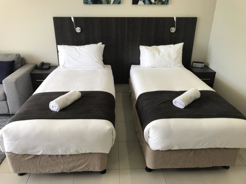 Sunshine Tower Hotel - Tourism Cairns 6