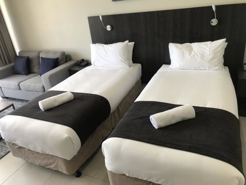 Sunshine Tower Hotel - Tourism Cairns 10