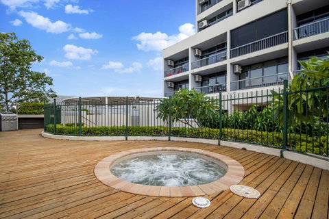 Sunshine Tower Hotel - Tourism Cairns 13