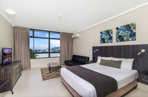 Sunshine Tower Hotel - Tourism Cairns 5
