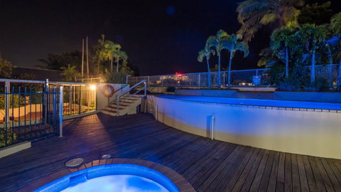 Sunshine Tower Hotel - Tourism Cairns 12