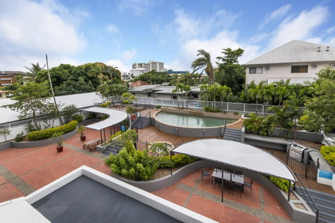 Sunshine Tower Hotel - Tourism Cairns 17