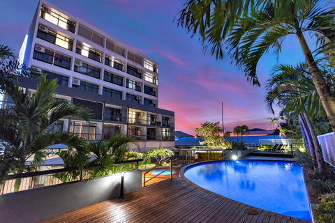 Sunshine Tower Hotel - Tourism Cairns 0