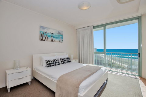 The Waterford On Main Beach - Tourism Cairns 23