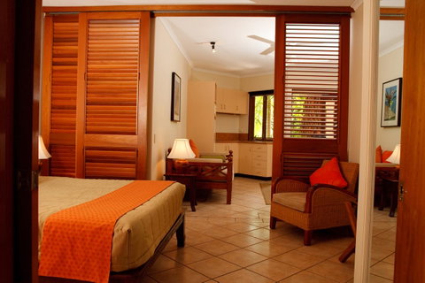 Hibiscus Resort & Spa - Official Onsite Reception & Check In - Tourism Cairns 1