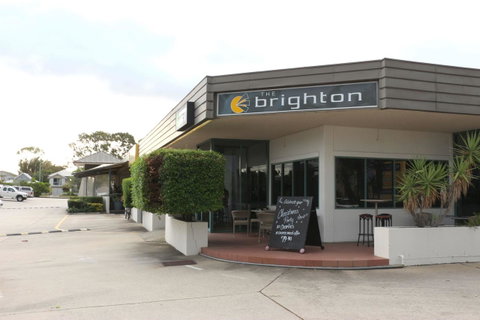 Brighton Hotel - Tourism Cairns 0