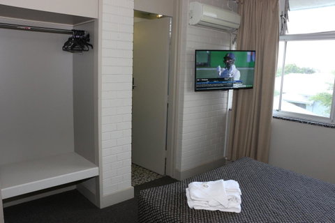 Brighton Hotel - Tourism Cairns 9