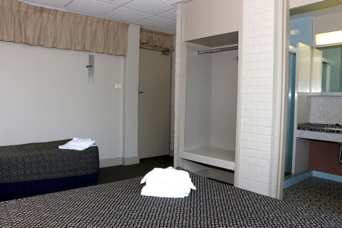 Brighton Hotel - Tourism Cairns 7