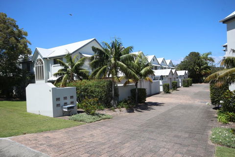 Waters Edge - Tourism Cairns 0