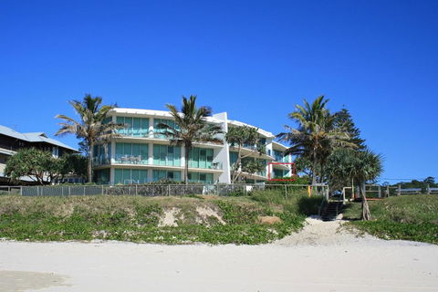 WAVES 203 ON CURRUMBIN - Tourism Cairns 3