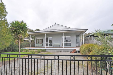 WELCOME BREAK - PET FRIENDLY - Tourism Cairns 0