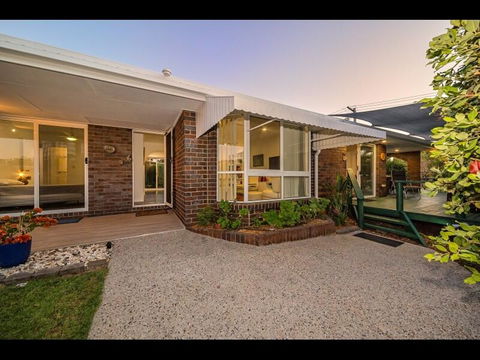 Woorim Secluded Palms Cottage - Tourism Cairns 0