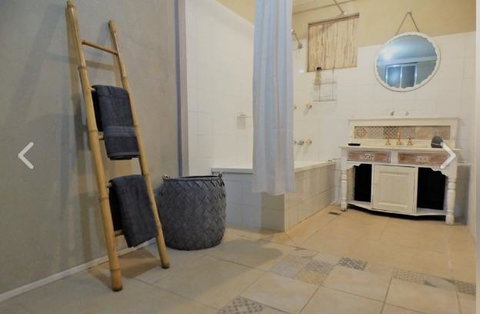 Yamba Hinterland Bush Retreat - Vintage Bus Stay - Tourism Cairns 3