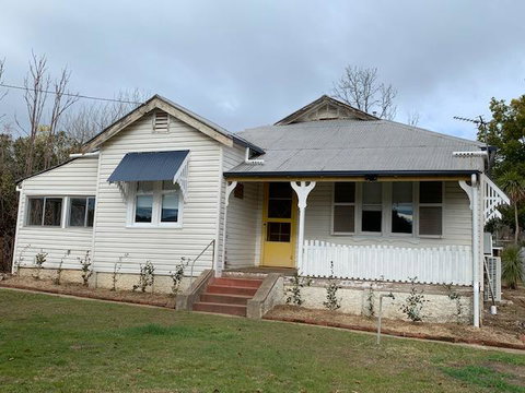 Yellow Door House Adelong - Tourism Cairns 1