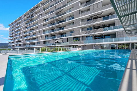 \'Escape At Harbour Lights\' Poolside Chic In The City - Tourism Cairns 2