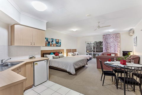 Zenith Studio, Unit 3/10 Messines Street - Tourism Cairns 0