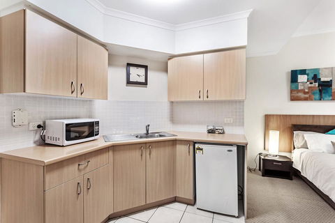Zenith Studio, Unit 3/10 Messines Street - Tourism Cairns 1