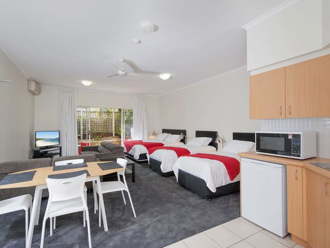 Zenith Studio, Unit 4/10 Messines Street - Tourism Cairns 3