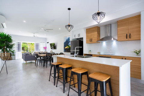 5 Star Villa In Tropical Location With Patio And Hot Tub 3 Bedroom 2 Bath - Tourism Cairns 0