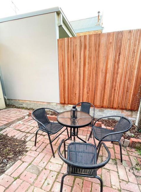 A Beautiful Terrace House With Parking & Courtyard - Tourism Cairns 3