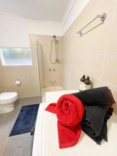 A Beautiful Terrace House With Parking & Courtyard - Tourism Cairns 1