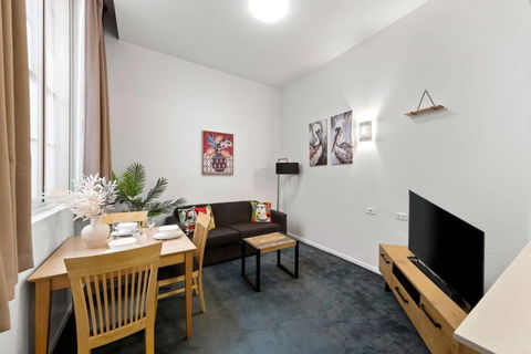 A Chic Apartment On Bourke St Near Chinatown - Tourism Cairns 3