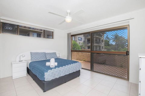 Absolute Beachfront Apartment! - Tourism Cairns 4