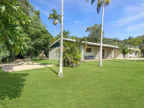 Alma Bay Holiday Unit 3 - Tourism Cairns 0