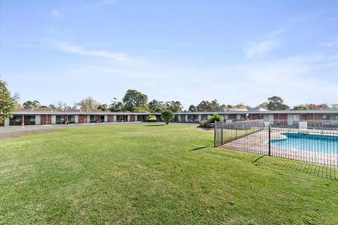 Baronga Motor Inn - Tourism Cairns 0