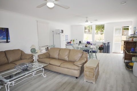 Retro Beach Flat - Tourism Cairns 14