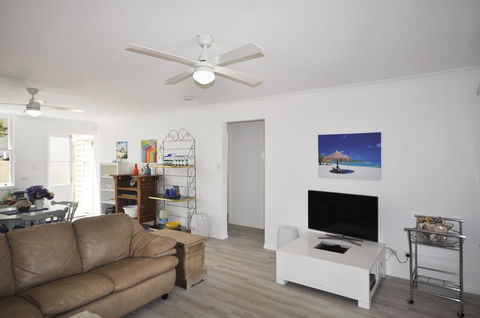 Retro Beach Flat - Tourism Cairns 4