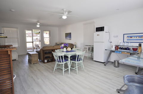Retro Beach Flat - Tourism Cairns 10
