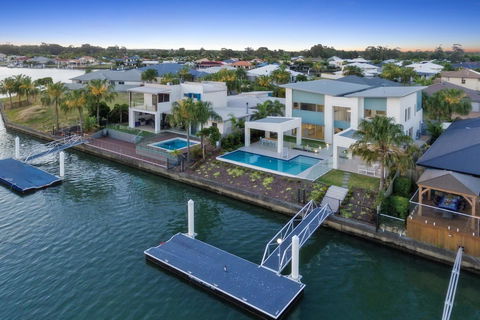 Luxury Canal Front Holiday House - Tourism Cairns 2