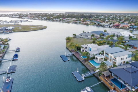 Luxury Canal Front Holiday House - Tourism Cairns 10