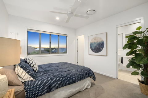 Luxury Canal Front Holiday House - Tourism Cairns 13