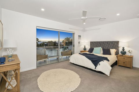 Luxury Canal Front Holiday House - Tourism Cairns 4