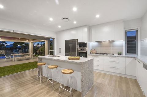 Luxury Canal Front Holiday House - Tourism Cairns 12
