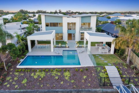 Luxury Canal Front Holiday House - Tourism Cairns 7