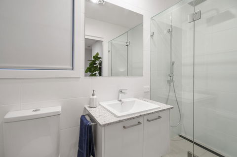 Luxury Canal Front Holiday House - Tourism Cairns 11