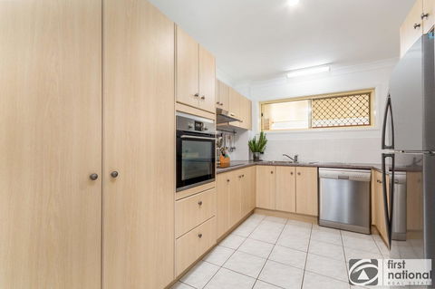 Immaculate Spacious Second Floor Unit Overlooking Pristine Parklands - Tourism Cairns 7