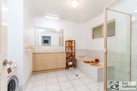 Immaculate Spacious Second Floor Unit Overlooking Pristine Parklands - Tourism Cairns 1