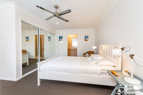 Immaculate Spacious Second Floor Unit Overlooking Pristine Parklands - Tourism Cairns 11