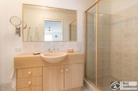 Immaculate Spacious Second Floor Unit Overlooking Pristine Parklands - Tourism Cairns 13